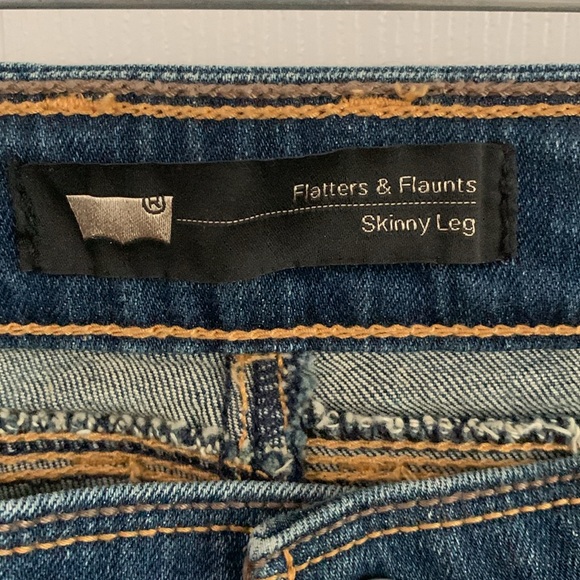 Levi's Flatters & Flaunts Skinny Leg Jeans 10. Smoke free home. - Picture 2 of 6